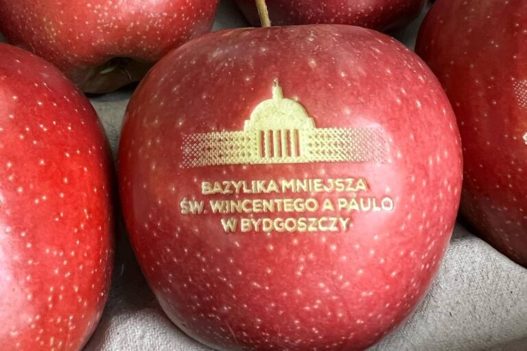 Wir haben Äpfel mit Lasergravur an die Basilika in Bydgoszcz geliefert